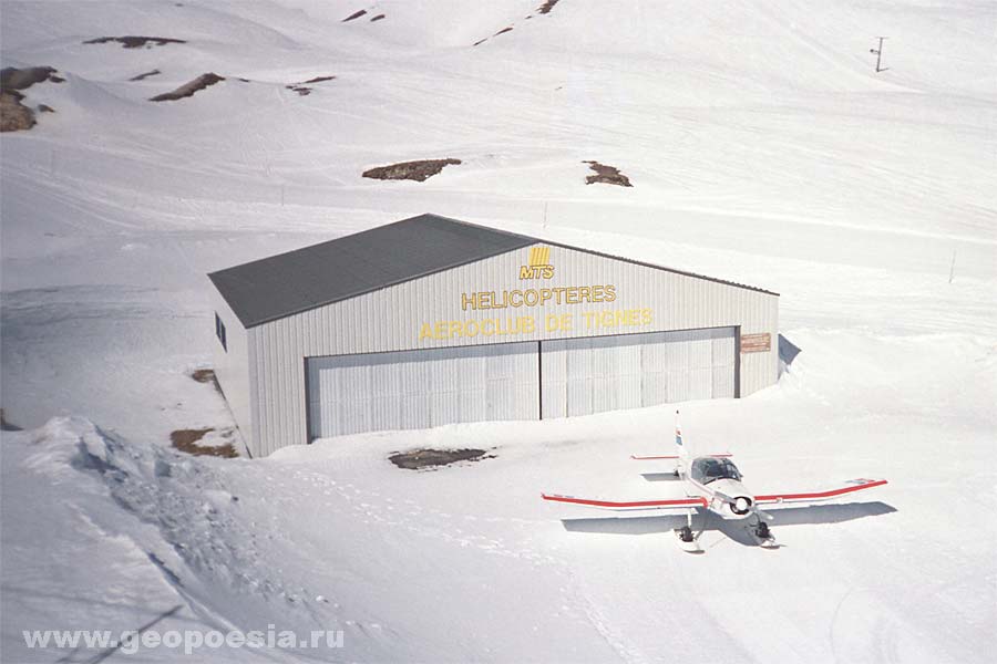 Фото самолёта на снегу