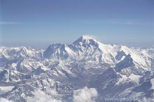 Гора Эверест, она же Джомолунгма, спереди Непал, за горой - Тибет
