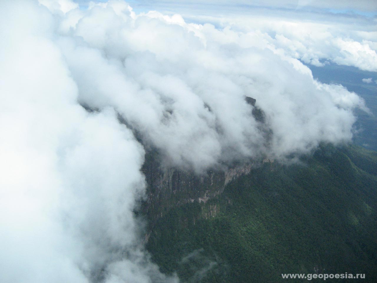 Фото стекающих облаков, Ауйян-тепуй