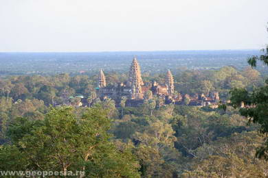 Ангкор Ват на фоне равнины