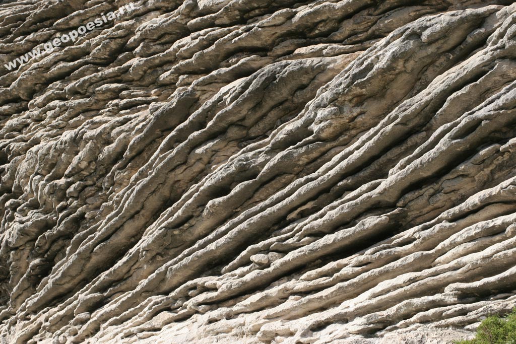 Фото слоистых скал