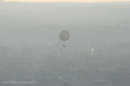 Воздушный шар в небе Парижа